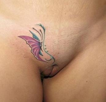 Mulher com tatuagem na buceta nua