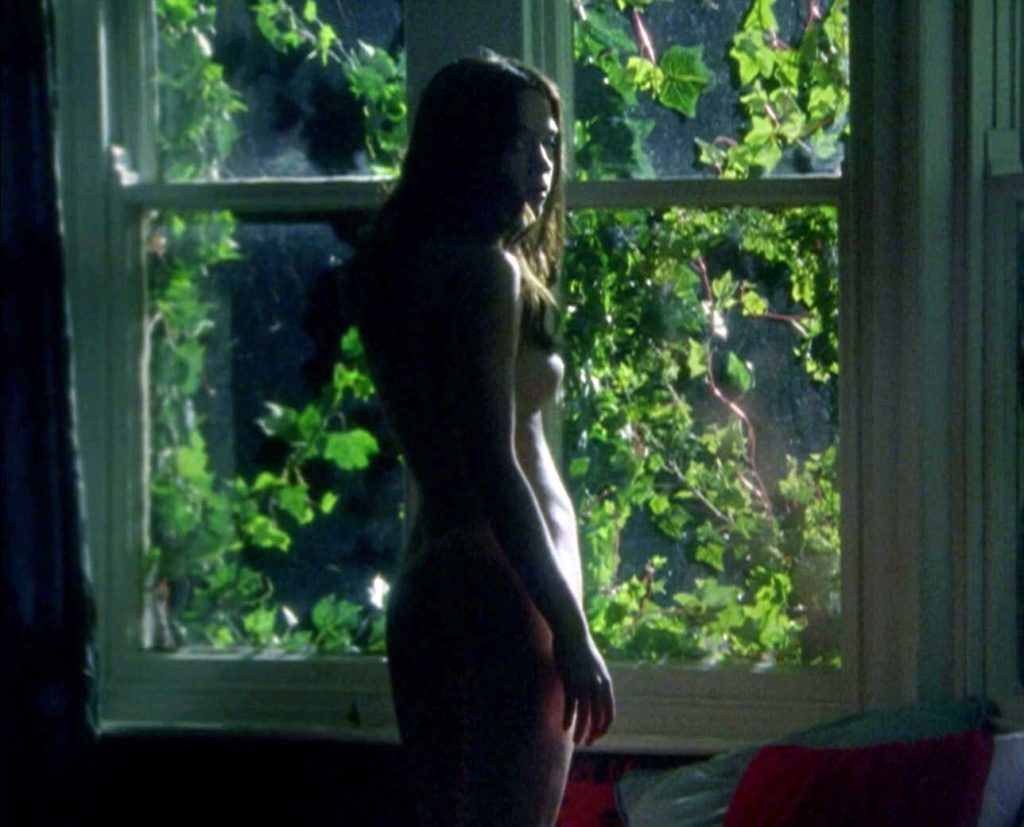 Emily Blunt pelada na janela