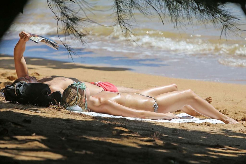 Margot Robbie Topless Praia Mostrando Seios 03
