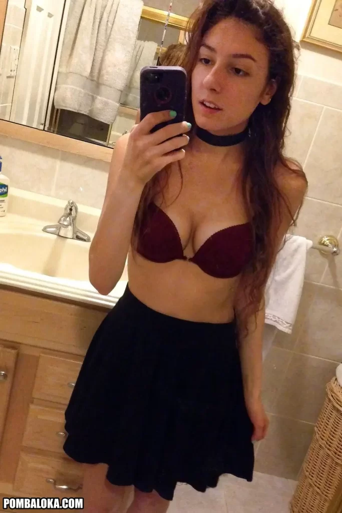 Foto Sensual Magrinha Gostosa Pelada 070